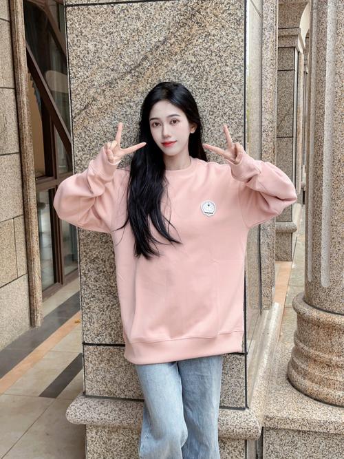 圆领纯色卫衣穿搭女_酒红卫衣显个性，叠穿卫衣显层次，秋日卫衣时尚舒适