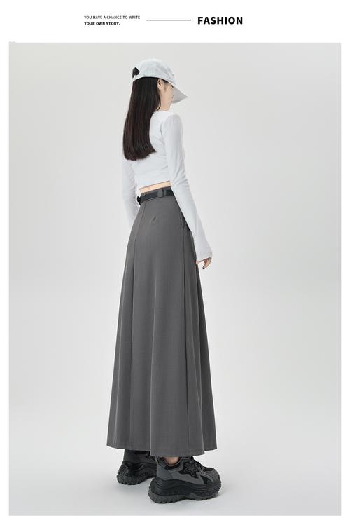 深灰色裙子搭配_深灰运动裙配黑鞋，显瘦百搭显质感！