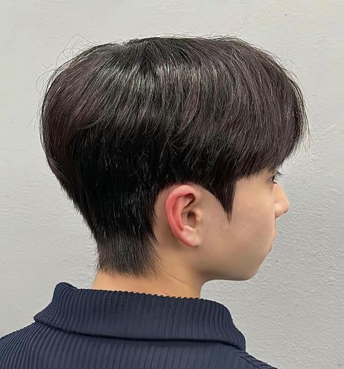 两头凸起中间凹下去的发型_M字发际线男士的遮盖技巧 两头凸起中间凹下去的发型_M字发际线男士的遮盖技巧