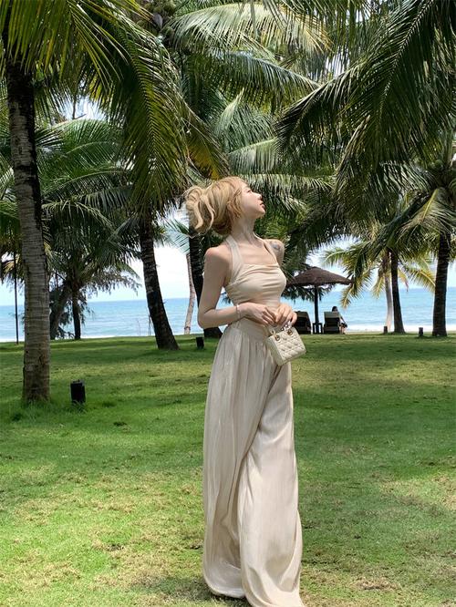 香槟色连衣裙配绿色外套_优雅活力两不误