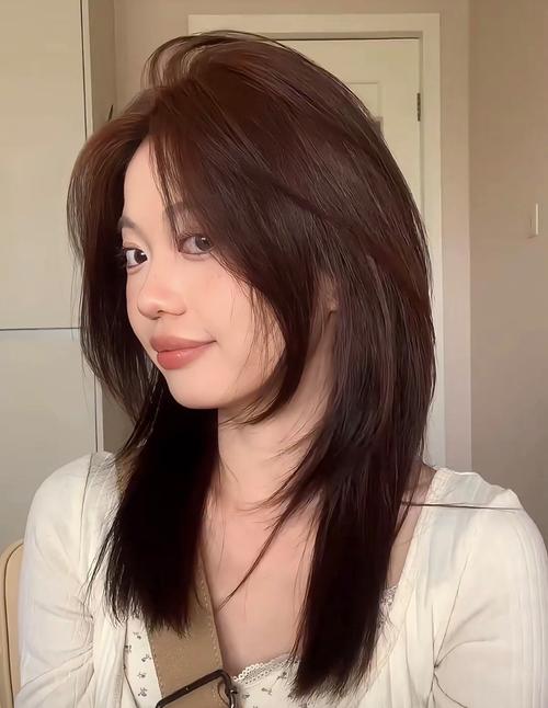 脸又长又宽适合的发型36岁_侧分蛋卷刘海显气质，修饰长圆脸