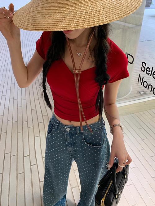 暗红色短款紧身短袖上衣搭配_暗红色上衣穿搭全攻略，5种风格轻松get！