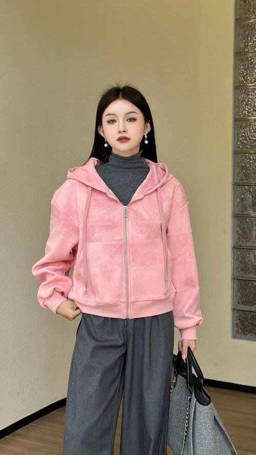 戴帽子卫衣搭配外套_叠穿卫衣帽显层次,街头时尚选配 戴帽子卫衣搭配外套_叠穿卫衣帽显层次,街头时尚选配