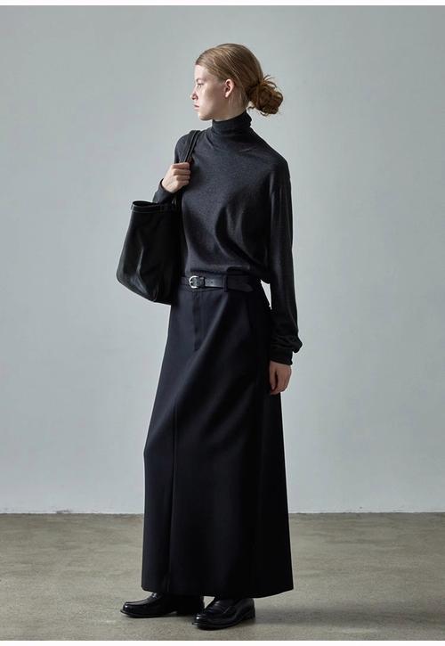 深灰色半身裙上衣搭配_百搭优雅！灰色裙子怎么穿都好看