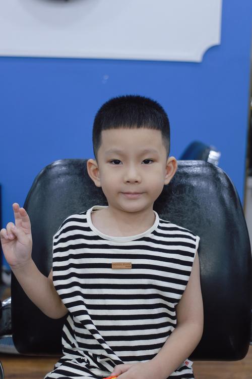 68岁小帅哥发型寸头_寸头显精神，背头显稳重