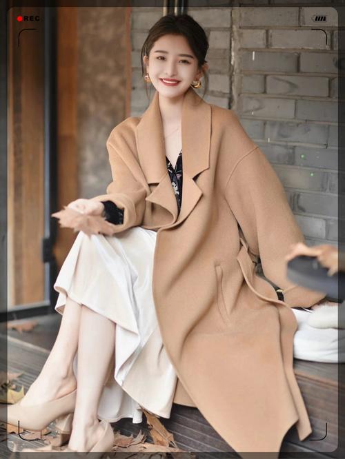 深驼色大衣配什么颜色打底衫_驼色大衣配什么内搭？解锁秋冬百变穿搭