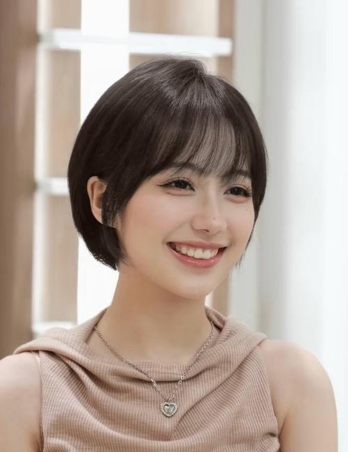 短脸额头窄下颌宽适合什么发型_蓬松刘海侧分卷发 拉长短脸显脸小