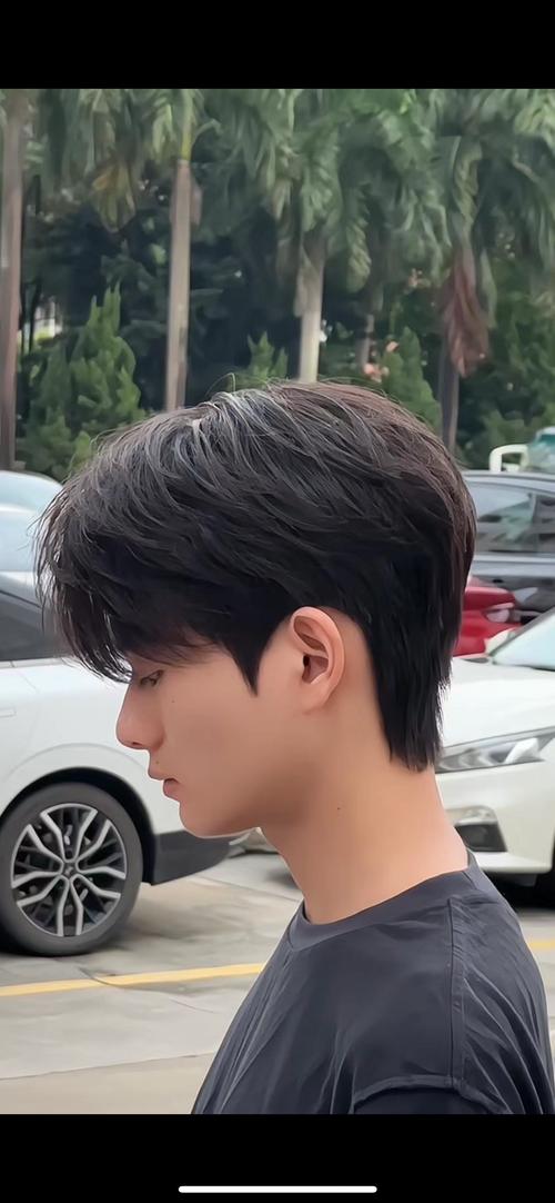 来看看男生剪完这款发型有多帅_寸头短发清爽时尚，通勤休闲皆宜