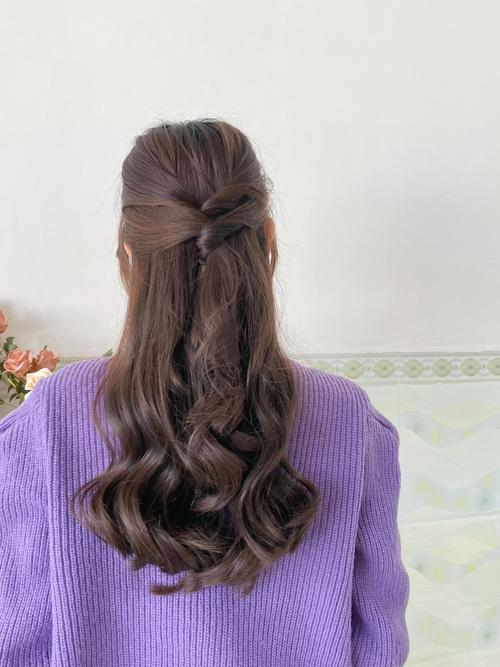 才烫的头发可以扎起来吗_烫发后别急着扎,等三天再试简单马尾 才烫的头发可以扎起来吗_烫发后别急着扎,等三天再试简单马尾