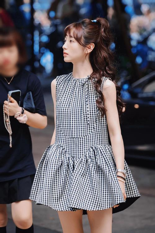 吊带裙搭配什么发型好看_吊带裙搭配发型，优雅性感又好看！