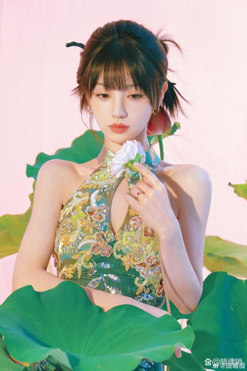 挂脖衣服扎头发还是散着更好看_挂脖上衣配发型，显气质显线条