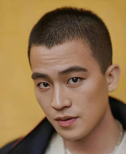 长寸头发型_寸头风格多，圆寸自然帅，板寸显个性，选对才最好