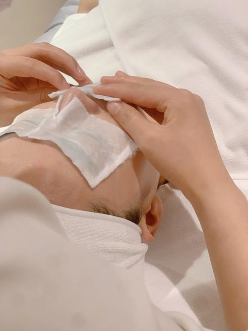 用生理盐水敷脸的正确步骤_清洁消毒+正确方法 用生理盐水敷脸的正确步骤_清洁消毒+正确方法