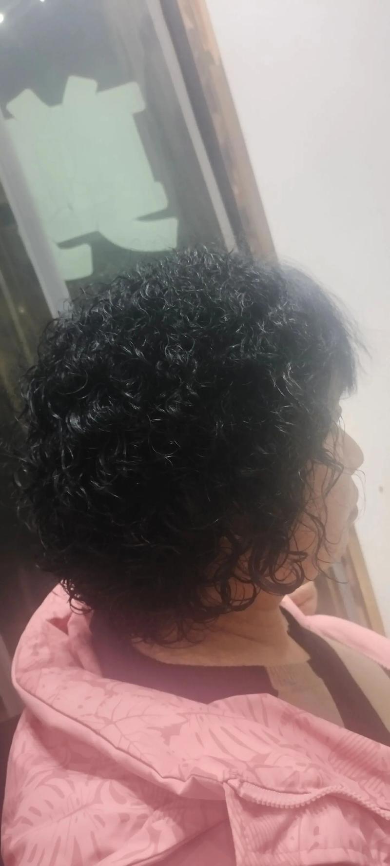 上庭窄下庭宽适合什么发型_蓬松短发高马尾修饰倒三角脸