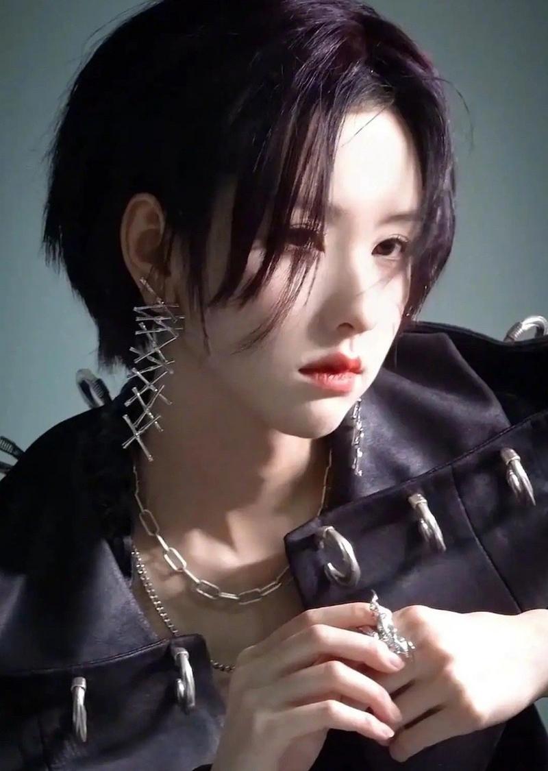 陈都灵短发造型，干练又酷飒！