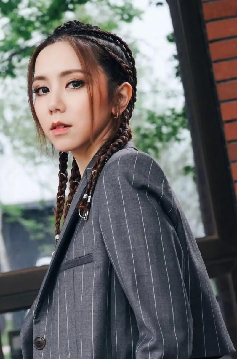 邓紫棋发型多变,展现个性与时尚 邓紫棋发型多变,展现个性与时尚