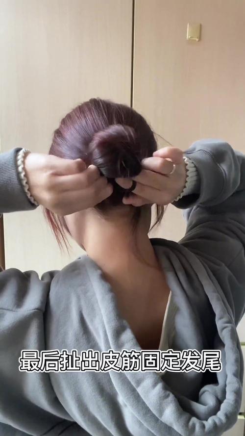 穿卫衣扎头发还是披头发_扎头发穿卫衣更显时尚精神