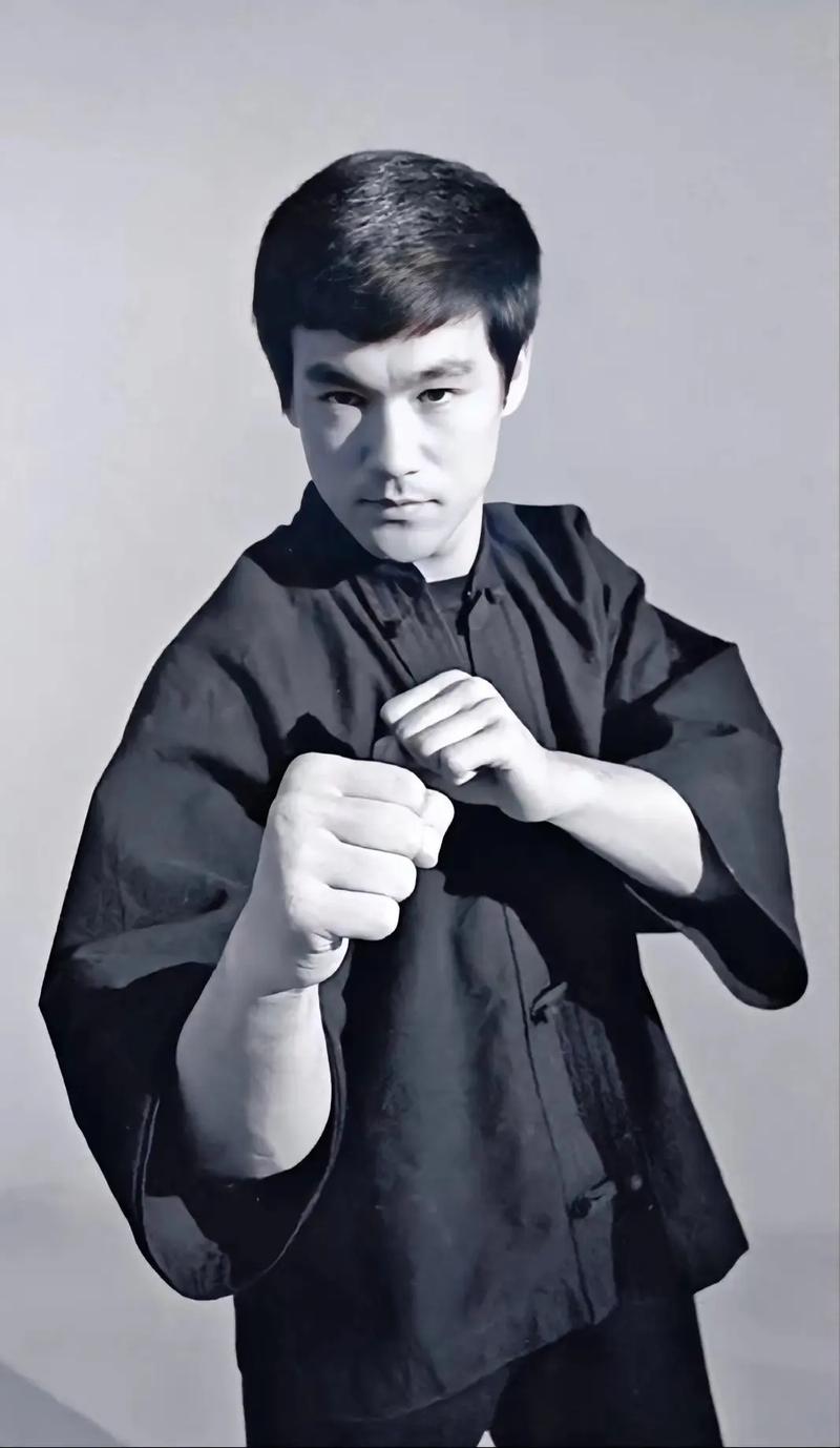 李小龙发型好看吗_李小龙发型虽酷，但需适合自己！