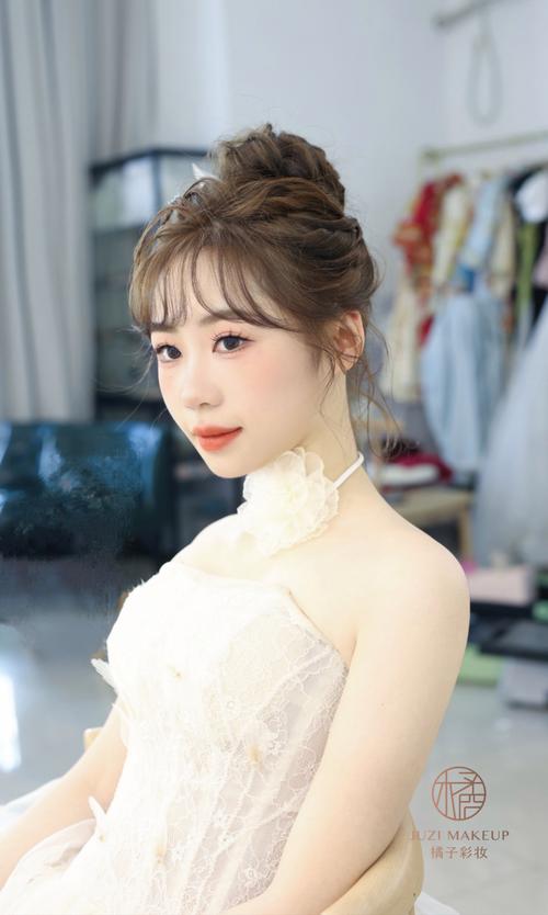 花苞头的扎法教程盘发_随性美到通勤晚宴！