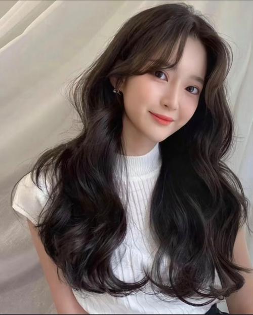 s卷发型中长发_S卷中长发，修饰脸型显气质，秋冬优雅必备