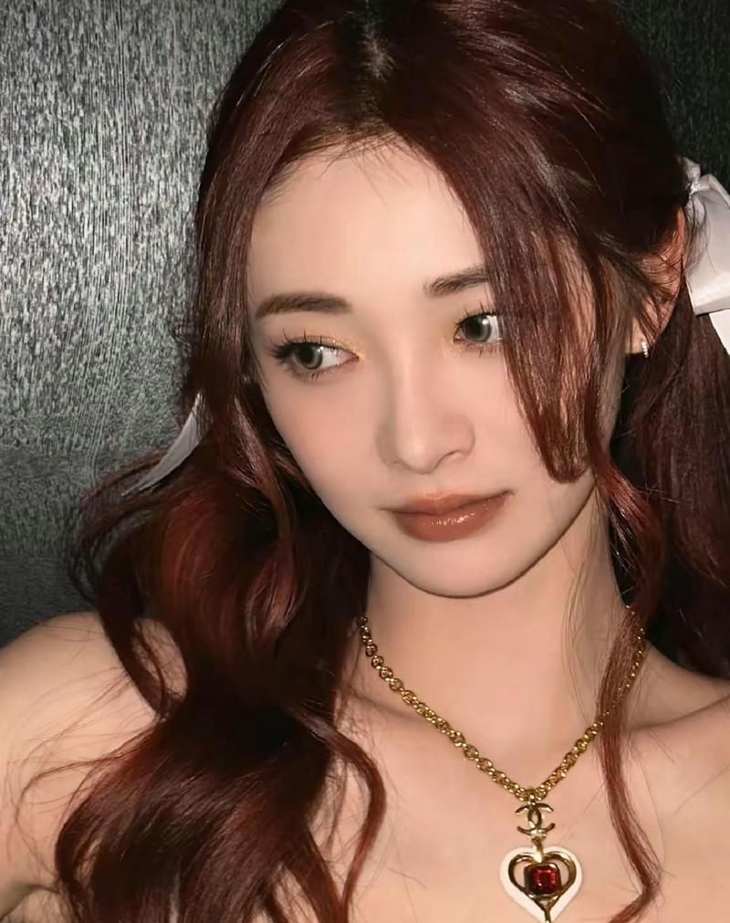 梳上双马尾绑上红发带_传统与时尚的经典发型 梳上双马尾绑上红发带_传统与时尚的经典发型