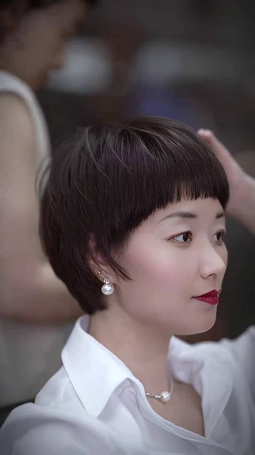 面型上窄下宽适合什么发型_倒三角脸刘海发型推荐