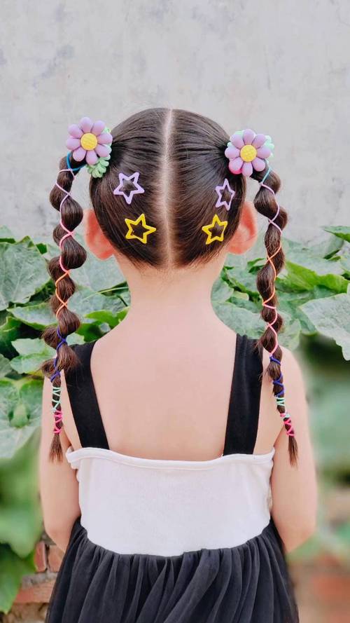 三四岁小姑娘扎小辫花样发型_萌娃一周发型新花样，可爱不重样！