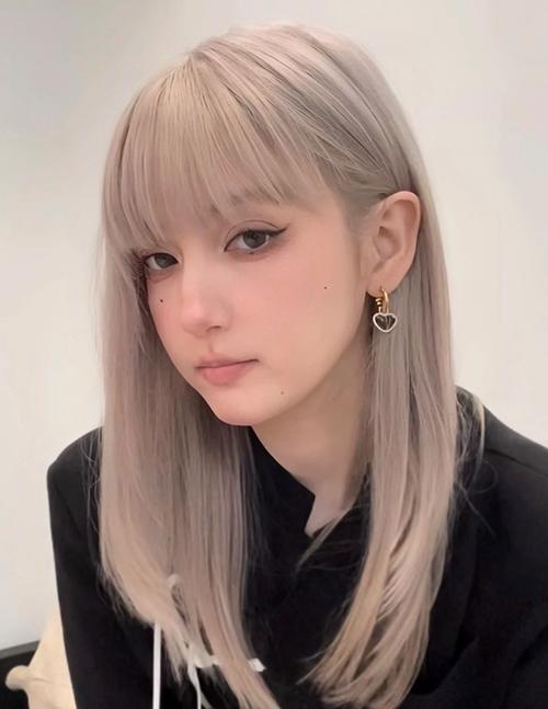 灰粉色头发女_冷暖平衡，时尚吸睛！