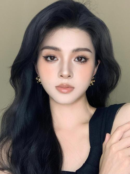 追求裸感的化妆品_YSL小黑条哑光口红，持久显色，高贵气质，适合裸妆风格