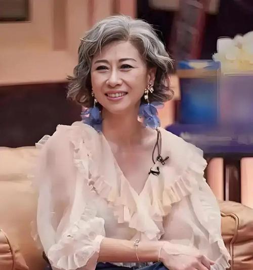 老奶奶发型_短发显气质，老年美发新风尚