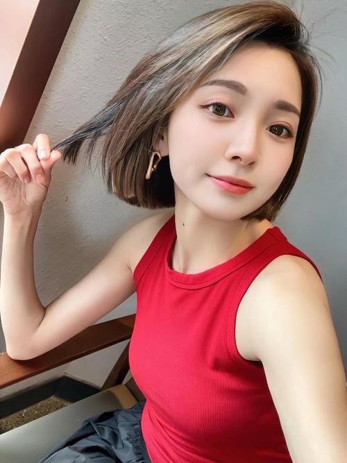 真发波波头内扣女短发_内扣短发流行,不挑脸型显气质 真发波波头内扣女短发_内扣短发流行,不挑脸型显气质