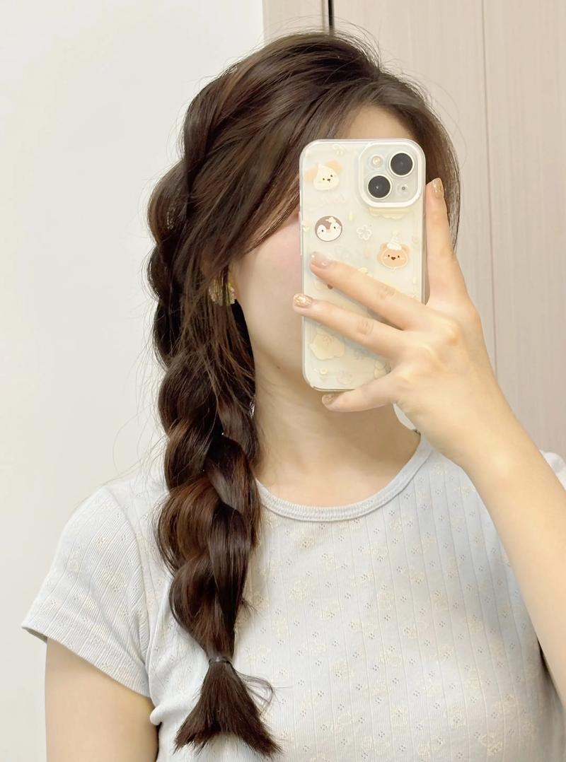 侧辫子发型的各种编法_随性侧辫子，细节巧思，慵懒精致