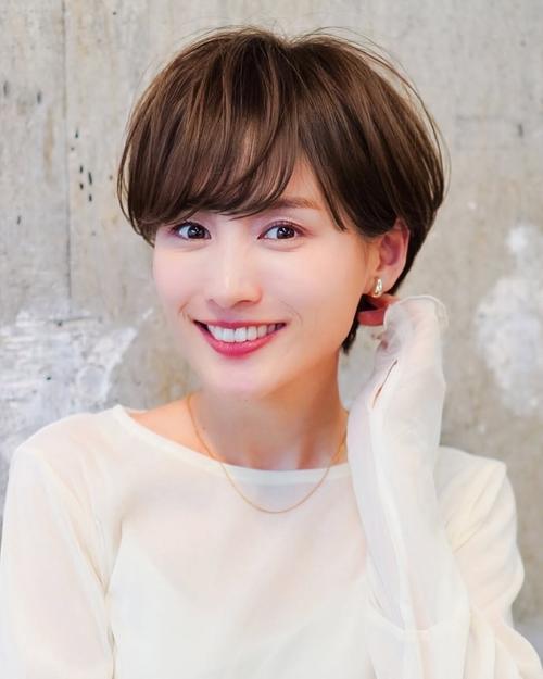 颞部凹颧骨凸适合什么发型_C型外C发型修饰颞部凹陷颧骨凸起脸型 颞部凹颧骨凸适合什么发型_C型外C发型修饰颞部凹陷颧骨凸起脸型