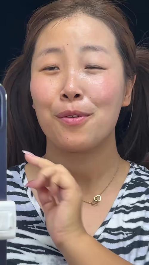 老阿姨化妆变成白富美_53岁素颜显沧桑，化妆后气质女神级！