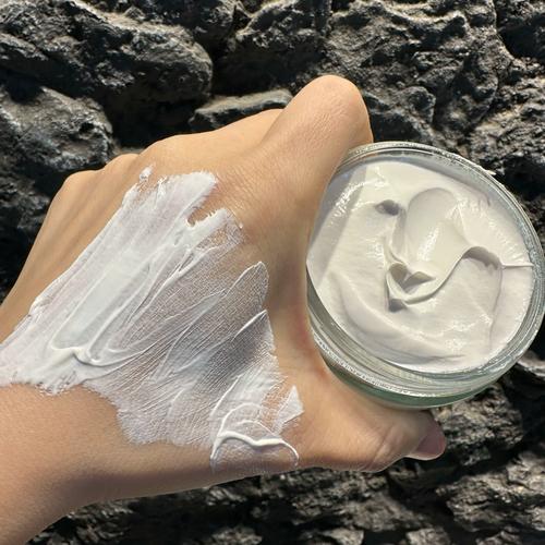 擦什么化妆品脸能变白_综合调理美白，清洁保湿加成分，饮食作息不能少