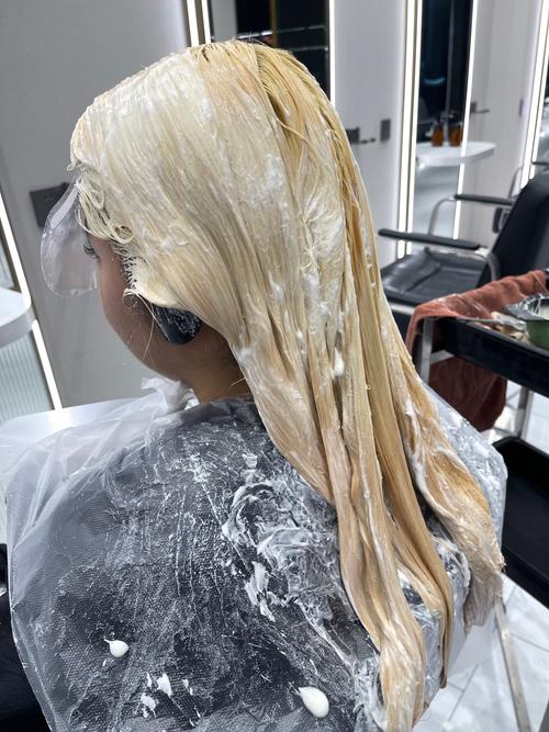 漂头发时需要给头发包起来吗_漂发包锡纸护头皮，次数别多，后护理要做足