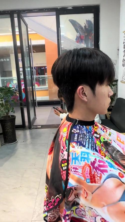 前高中低后饱满的男生发型_流行男生前高中低后饱满发型，修饰脸型显年轻！