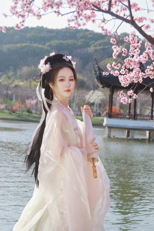 女汉服头发简单造型_简洁古典，灵动雅致，古典韵味十足！