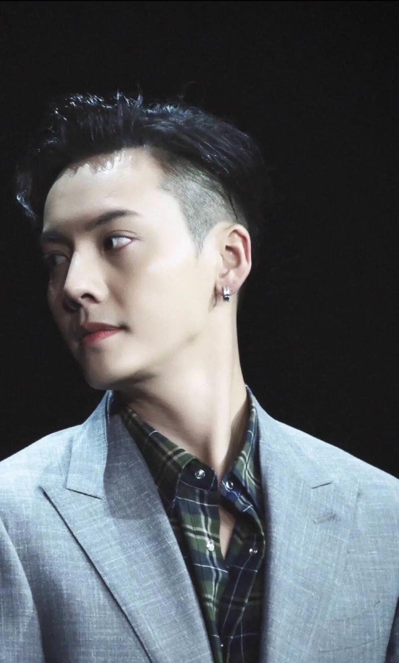 港台男明星发型_港台男星长发经典造型，个性魅力尽显