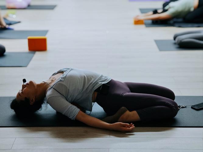 抑郁练瑜伽好不好_瑜伽减压安眠，身心更健康