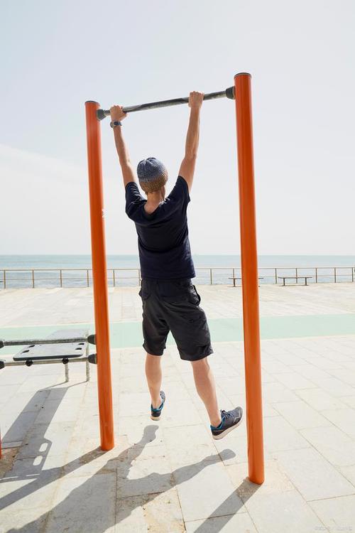 举单手杠铃的正确姿势_单手杠铃练力平衡,姿势正确才安全 举单手杠铃的正确姿势_单手杠铃练力平衡,姿势正确才安全