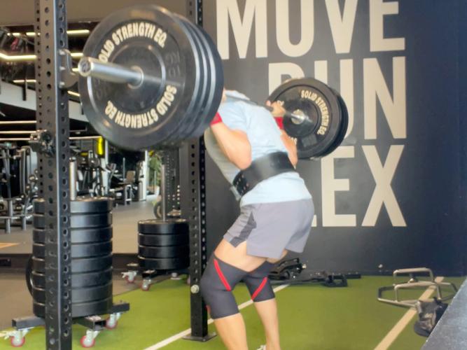 负重深蹲的标准动作_深蹲姿势详解，保护膝盖增肌