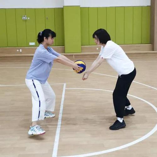 垫固定球练习_正面双手垫球技术要领 垫固定球练习_正面双手垫球技术要领
