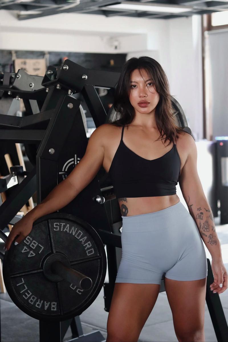 撸铁女孩健身_健身女性别只做有氧！力量训练塑形增肌，身材意志力双提升