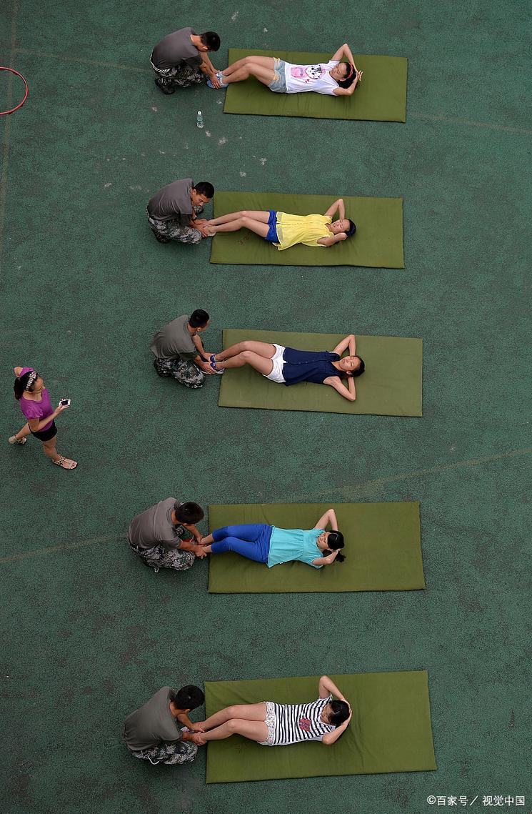 没健身器材怎么做仰卧起坐_家庭仰卧起坐,简单锻炼腹肌 没健身器材怎么做仰卧起坐_家庭仰卧起坐,简单锻炼腹肌