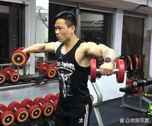 双臂侧平举是什么姿势_哑铃侧平举练宽肩