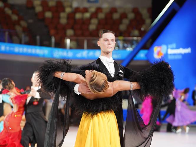 狐步舞基本步分解动作_男士右脚起，同轴共舞转，流畅如水波