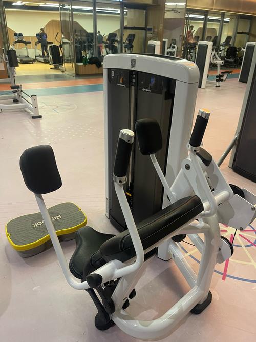 坐立往肚眼拉的器械叫什么_健身器械练腹肌，安全有效需注意！