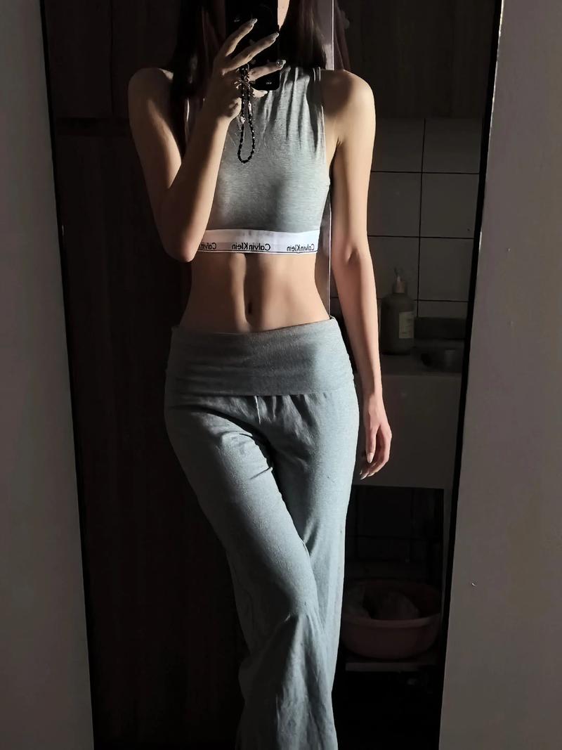 坐在女生肚子上练腹肌_坐姿腹肌训练，在家塑形强核心