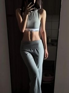 坐在女生肚子上练腹肌_坐姿腹肌训练，在家塑形强核心